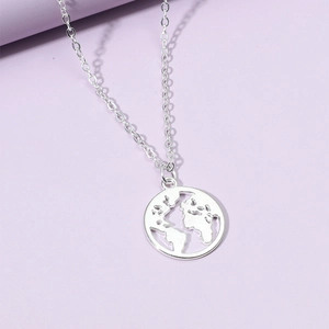 Collier Pendentif Carte du Monde en Alliage Minimaliste pour Femme Couleur Argent Géométrique Terre Bijoux de Voyage Cadeau