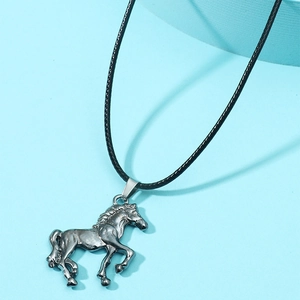 Collier pendentif cheval ailé avec cordon tressé noir sur fond bleu clair