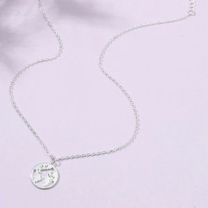 Collier mappemonde minimaliste en argent avec pendentif circulaire ajouré sur chaîne