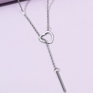 Collier en Y minimaliste en acier inoxydable avec pendentif cœur et barre sur fond lilas
