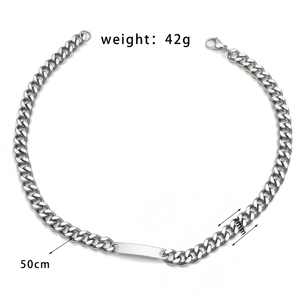 Détail du collier chaîne gourmette de 50 cm avec plaque métallique gravable de 7 mm