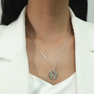 Collier carte du monde minimaliste en argent avec pendentif géométrique circulaire