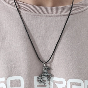 Collier minimaliste avec pendentif cheval sautant argenté et cordon noir pour hommes