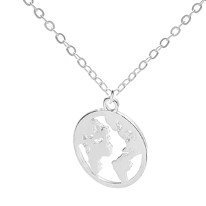 Collier minimaliste en argent avec pendentif carte du monde sur une chaîne fine