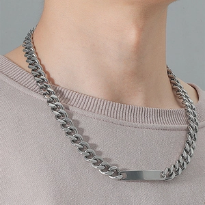 Collier cubain homme en acier inoxydable poli avec une plaque incurvée à personnaliser