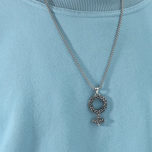 Pendentif symbole féminin vintage sur chaîne gourmette avec une finition martelée