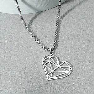 Collier Pendentif Cœur Géométrique Ajouré pour Hommes Femmes en Acier Inoxydable Poli Minimaliste Bijoux Cadeau