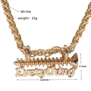Gros plan du pendentif vis doré avec inscription 'Everything' sur une chaîne en épi