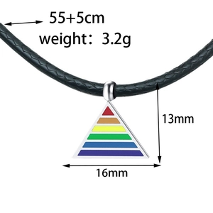 Détails macro du collier triangle arc-en-ciel en titane montrant la longueur 55+5cm et taille