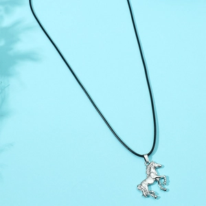 Élégant collier pendentif cheval Pégase argenté avec cordon noir sur fond bleu