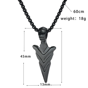 Vue détaillée du pendentif flèche noir mat avec chaîne de 60 cm et poids de 18 g