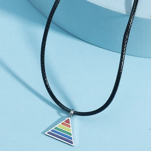 Collier Pendentif Triangle Arc-en-ciel en Acier au Titane Émail Géométrique Bijoux Pride LGBTQ pour Hommes Femmes