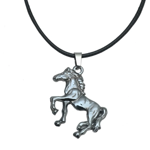 Collier avec pendentif cheval volant poli et cordon noir tressé sur fond blanc immaculé