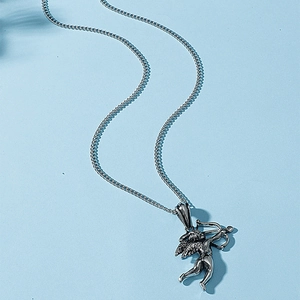 Collier avec pendentif Ange Cupidon vintage en argent sur un fond bleu clair épuré