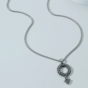 Collier avec pendentif symbole de genre vintage et texture en métal martelé