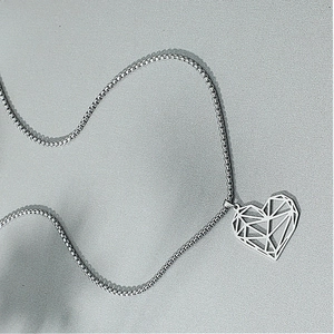 Collier minimaliste en argent avec pendentif cœur ajouré géométrique et chaîne à mailles carrées