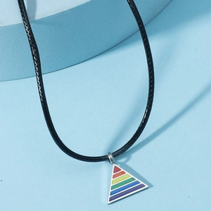 Collier pendentif triangle arc-en-ciel avec cordon noir sur décor géométrique
