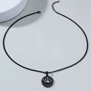 Makroaufnahme der schwarzen Teufelslächeln-Halskette mit Gliederkette und Karabiner