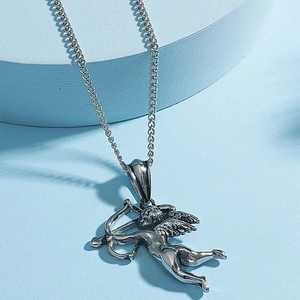 Collier Pendentif Ange Cupidon Archer Rétro en Acier Inoxydable Alliage Style Mythologique Unisexe Bijoux de Mode Cadeau Accessoires
