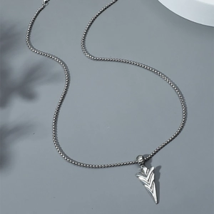 Collier pendentif pointe de flèche pour homme avec finition argentée et détails gravés
