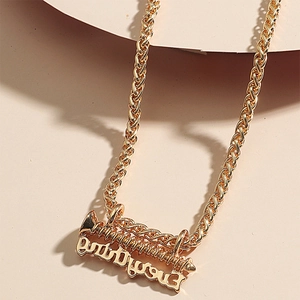Collier unisexe avec pendentif lettre en métal doré et chaîne tressée élégante