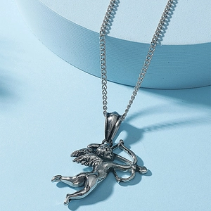 Collier avec pendentif ange Cupidon en argent vintage sur présentoir bleu moderne