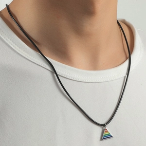 Pendentif triangle arc-en-ciel minimaliste sur collier en cordon ciré noir neutre