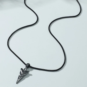 Collier flèche rétro pour homme en métal gris foncé avec pendentif géométrique moderne