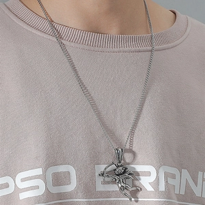 Collier avec pendentif ange Cupidon en argent porté avec une chaîne fine