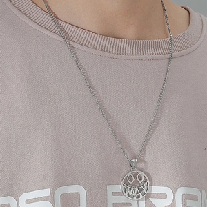 Halskette mit hohlem Smiley-Anhänger in Silber an einem Model im Streetwear-Stil