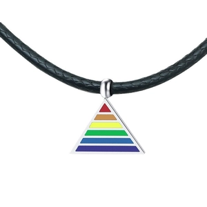 Pendentif triangle arc-en-ciel en acier titane avec cordon en corde de cire noire
