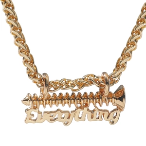 Collier doré avec pendentif vis et lettres Everything sur une grosse chaîne torsadée