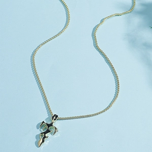 Collana con ciondolo a spada di fiamma a croce dorata gotica con smalto nero su blu