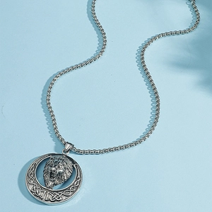 Collier avec pendentif tête de lion argenté et nœud celtique sur fond bleu clair