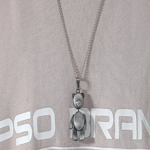 Collier ours mécanique rétro en argent mat présenté sur un sweat à capuche tendance