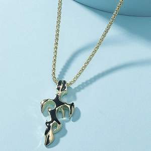 Collana con ciondolo a croce fiamma spada stile street in metallo dorato e smalto nero