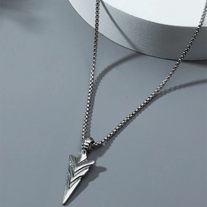 Collier avec Pendentif Pointe de Lance pour Hommes Collier en Acier au Titane Vintage Pointe de Flèche Bijoux Punk Unisexe