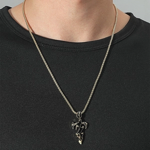 Collana da uomo con ciondolo a croce spada fiammeggiante oro e smalto nero