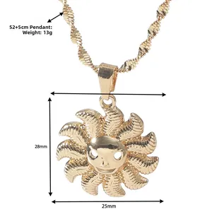 Vue macro d'un pendentif soleil cartoon en finition dorée avec collier chaîne torsadée