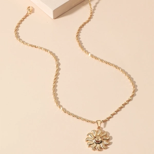 Collier avec pendentif soleil souriant et chaîne torsadée dorée style hip hop