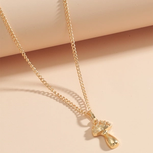 Collier minimaliste doré avec pendentif champignon mignon et détails à pois en relief