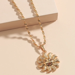 Collier soleil cartoon plaqué or 14K avec chaîne à mailles ondulées