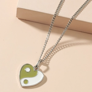 Minimalistische grün-weiße Herz-Yin-Yang-Halskette mit silberner Gliederkette