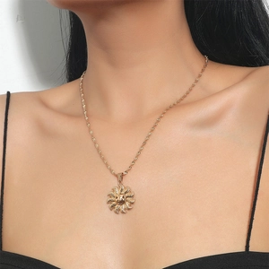 Collier pendentif fleur de soleil doré pour femmes style hip hop sur modèle