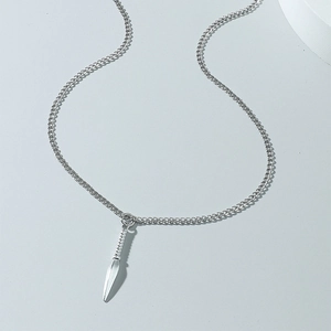 Détail du pendentif kunai argenté en forme de fer de lance avec poignée texturée