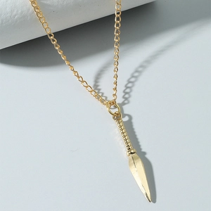 Collier pendentif dague pointe de lance dorée pour homme avec finition miroir polie