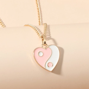 Herzförmige Yin Yang Halskette in Rosa und Weiß mit zarter goldener Kette