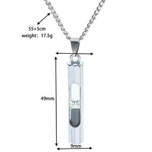 Vue détaillée du collier pendentif sablier argenté avec dimensions et spécifications