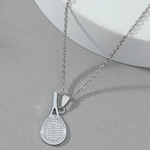 Collier avec pendentif raquette de tennis argenté et zircon sur fond gris élégant