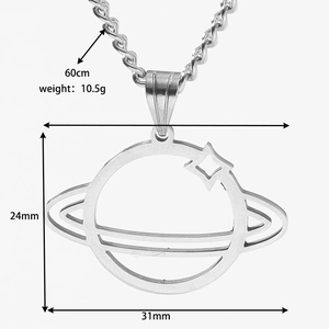 Vue détaillée du pendentif planète Saturne en argent avec dimensions 31x24mm et chaîne